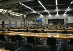 Die noch leere Halle von Hinten